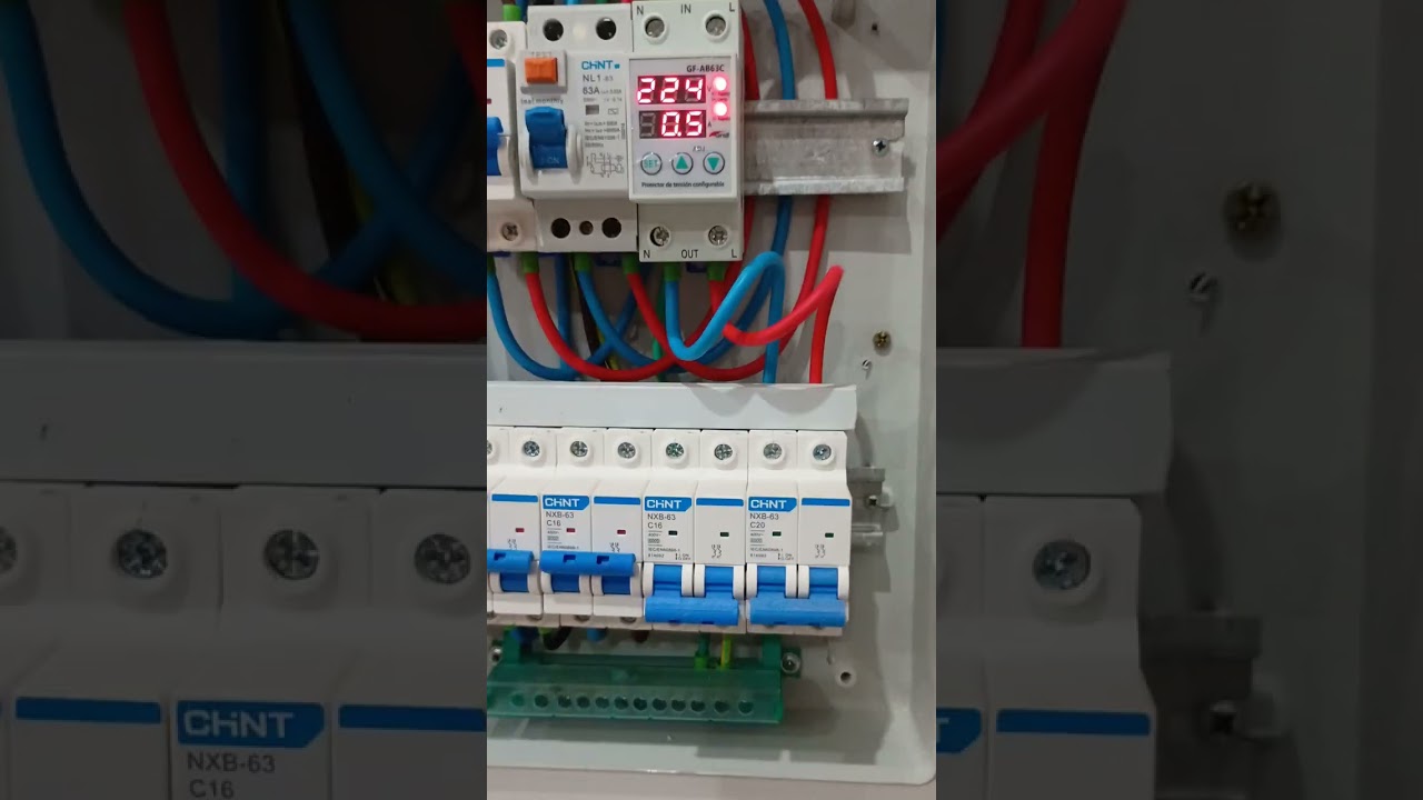 así se programa y se instala un protector de tensión regulable.