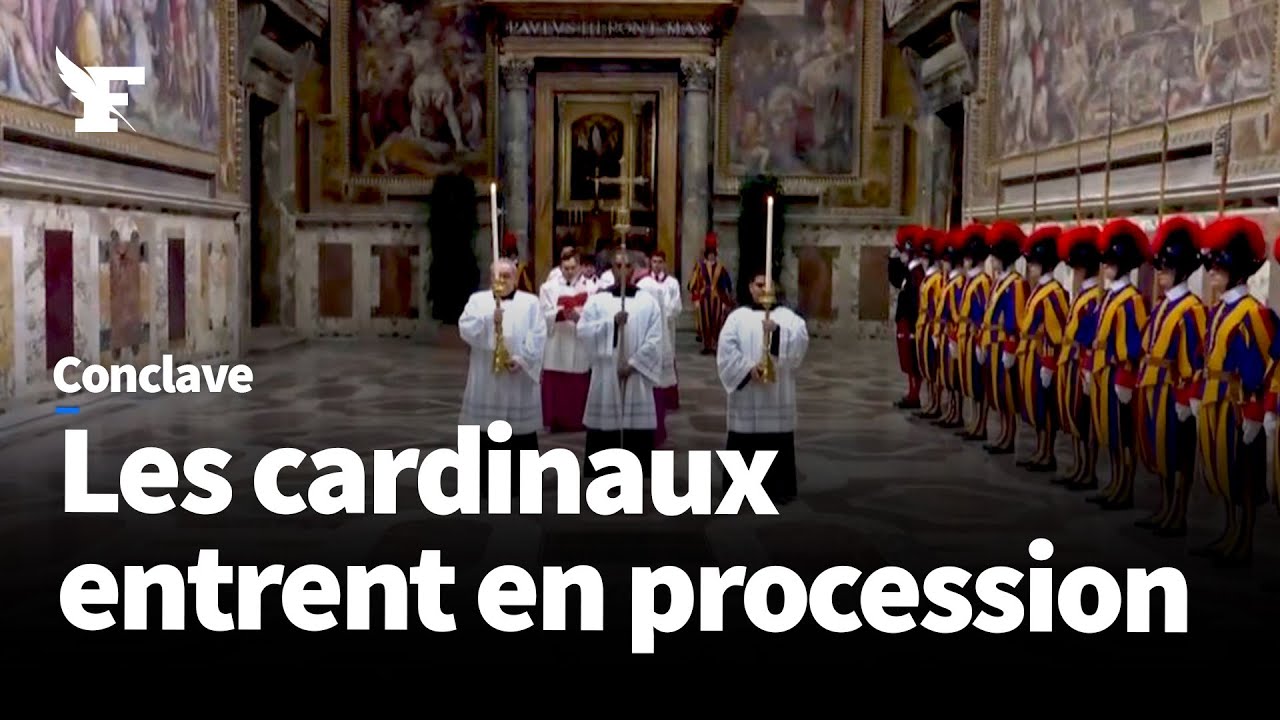 Conclave: les cardinaux entrent en procession et se dirigent vers la chapelle Sixtine