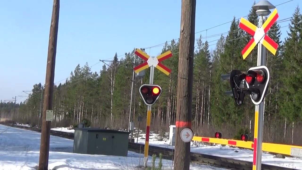 X-Trafik specialtåg blåser förbi gamla Hade lpl  20260310  kl 10.39