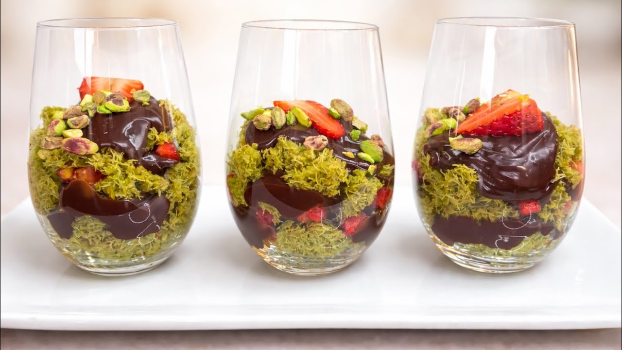 Дубайский шоколад с клубникой в ​​стакане 🍫🍓 | Простой, быстрый и вирусный десерт