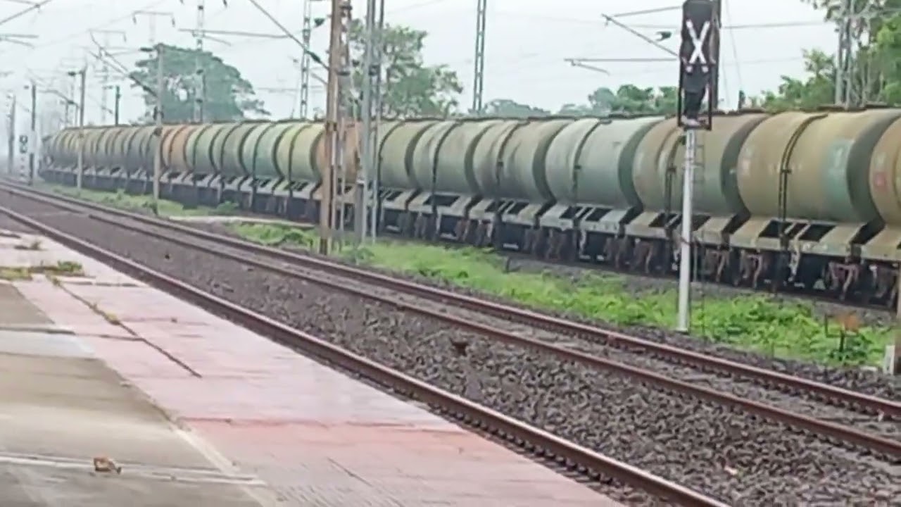 DANGEROUS MAALGARIS PASSING AT A GREAT SPEED | Howrah Chord Line | Rail India Official 
