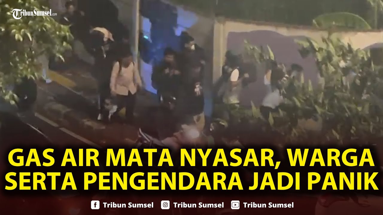 🔴UPDATE! Gas Air Mata Polisi Nyasar dan Membuat Warga Serta Pengendara yang Melintas Menjadi Panik