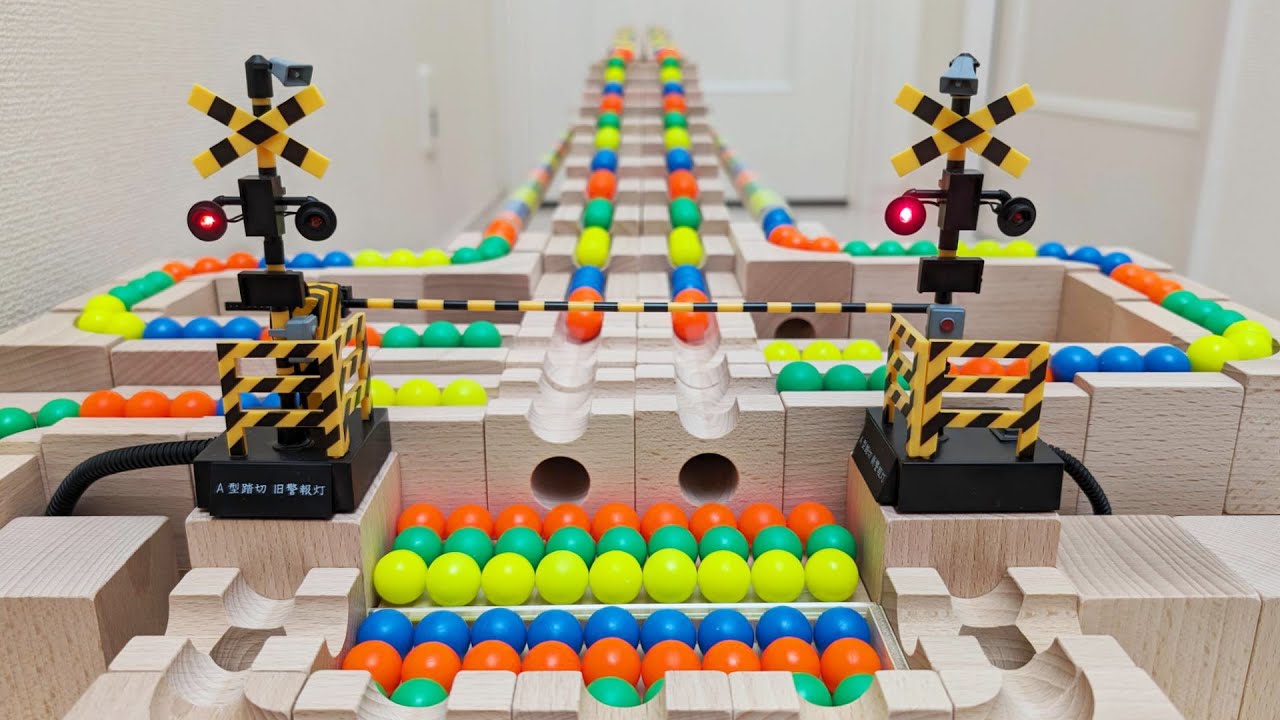 マーブルラン☆踏切を通過するビー玉＋透明パイプの発射台＋HABA＋キュボロ