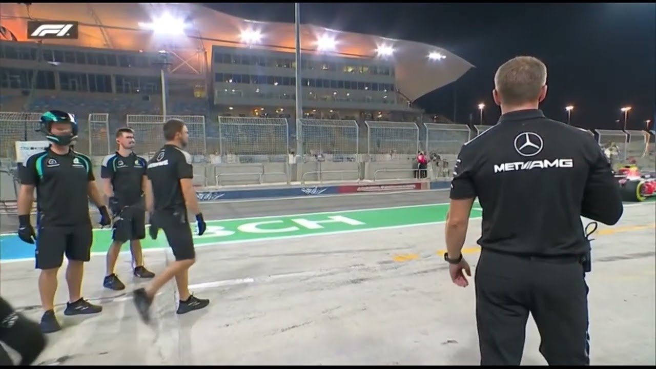 Que oso de Hadjar!. Se mete en los pits de Marcedes en lugar de Red Bull durante testing en Bahrein