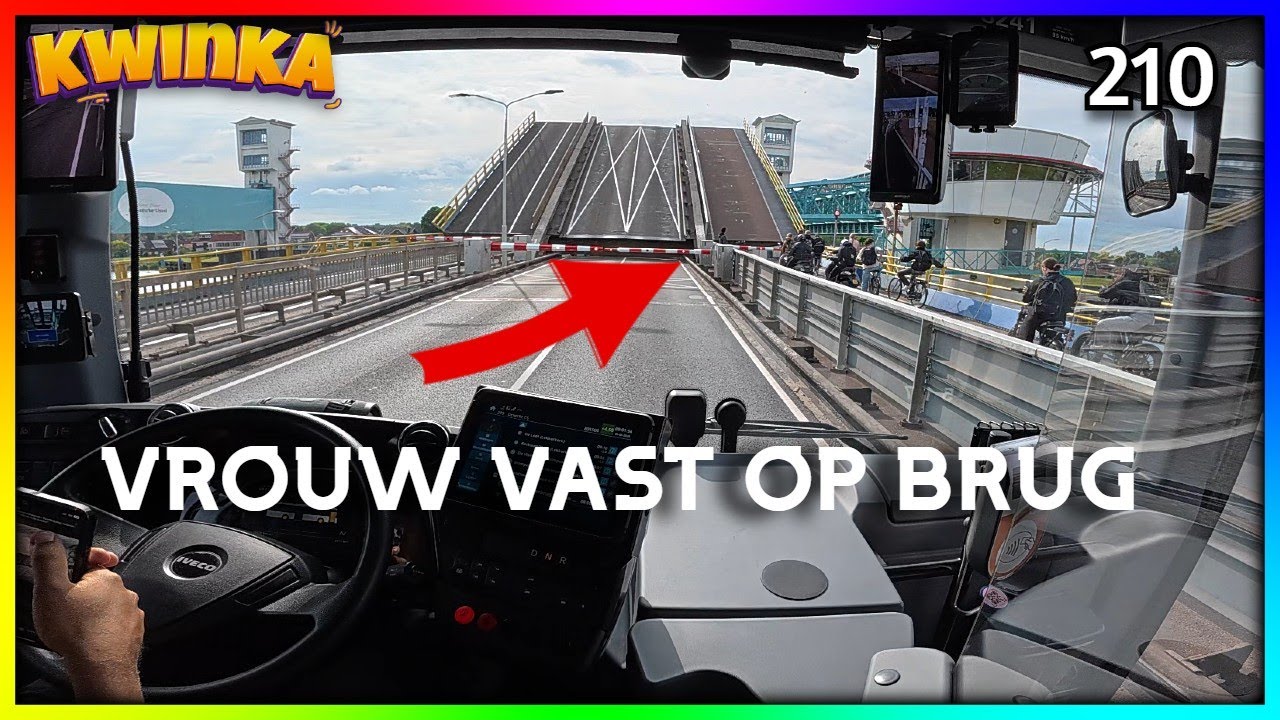 Vrouw Vast op de Algera Brug met haar fiets 😱 + Trillende Platen in m'n Bus! 🚌  #chauffeur  #vlog