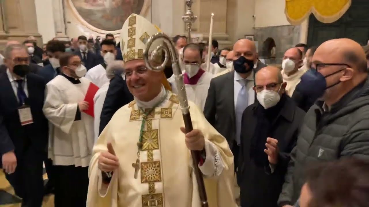Il saluto di Mons. Luigi Renna al popolo di Dio accorso a dargli il benvenuto.