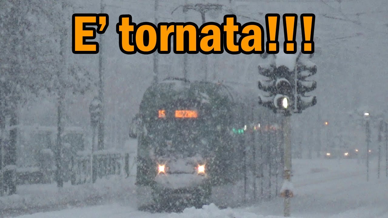 Tram ATM sotto la neve lungo la linea tranviaria 15 a Rozzano in provincia di Milano