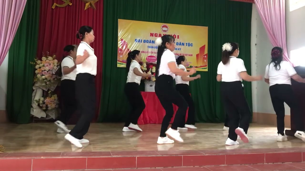 Bướm say . Clbdv thôn đồng lân thể hiện