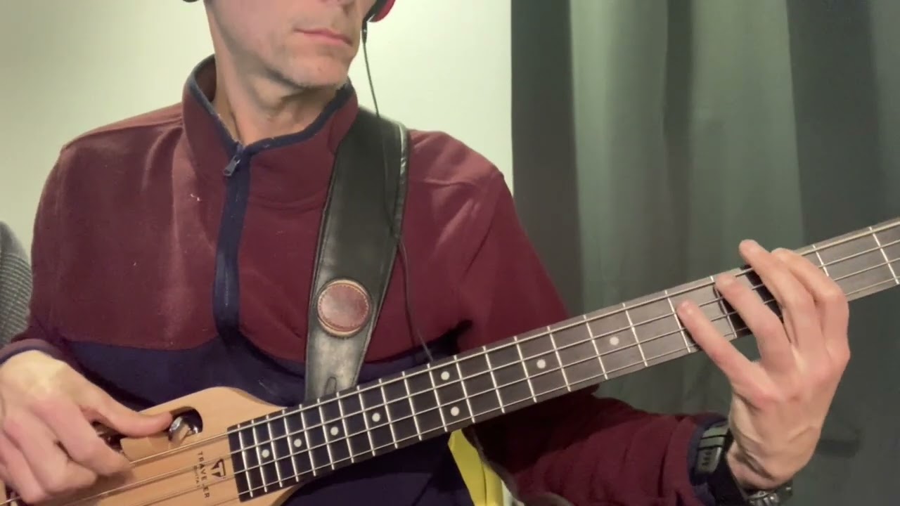 TRAVELER GUITAR ULTRA LIGHT BASS   Bass cover Time is Running Out ( MUSE)