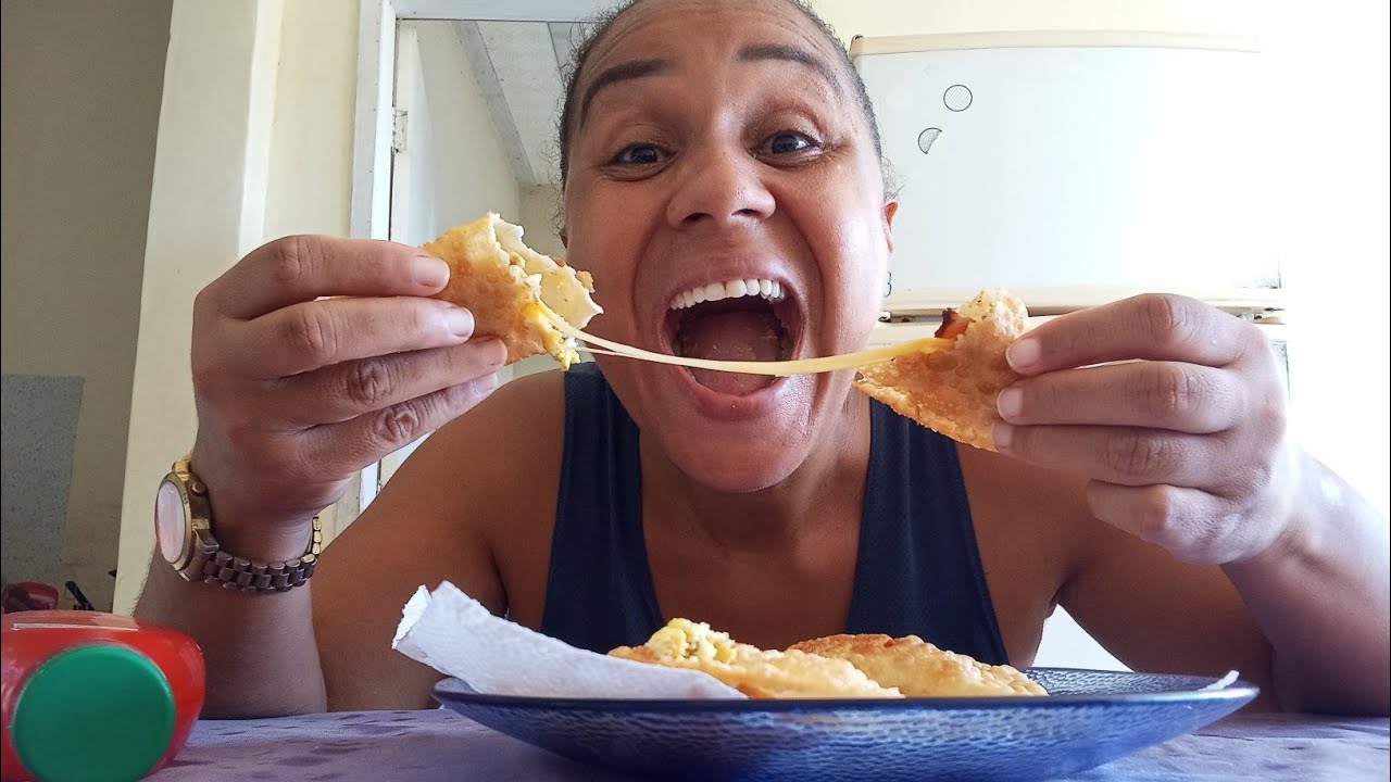 PASTEL de OVO QUEIJO e BACON assim vc nunca comeu 