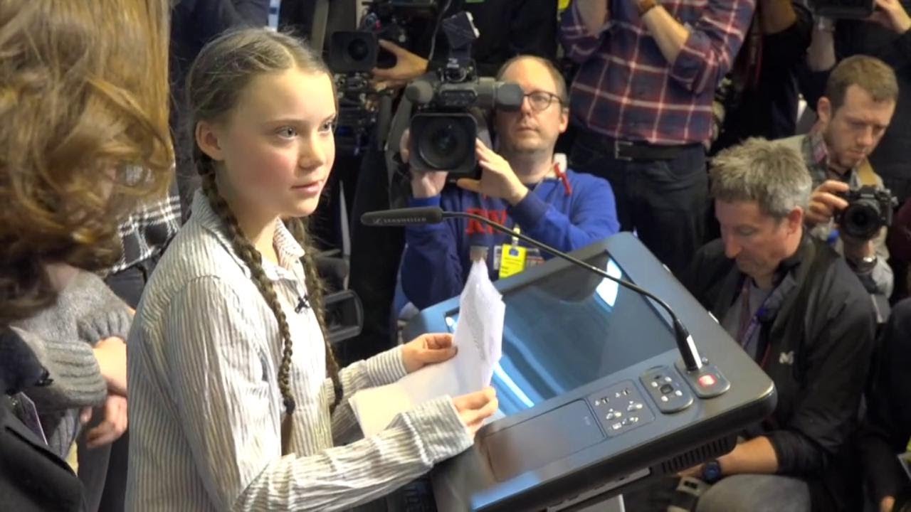 Greta, la giovane attivista per il clima, davanti a Juncker: 