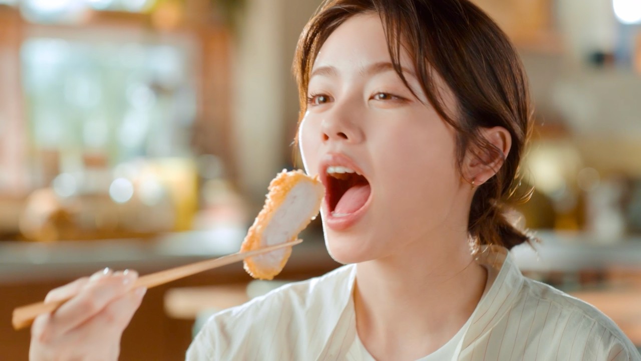 小芝風花「食べ顔」が芸術！父・安田顕の愛情カツに悶絶／日清ヘルシークリア CM＋インタビュー＋メイキング