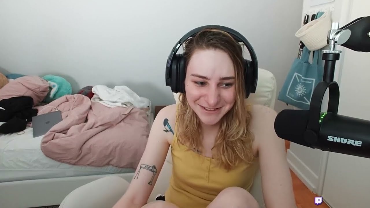 Streamer reacts to 
