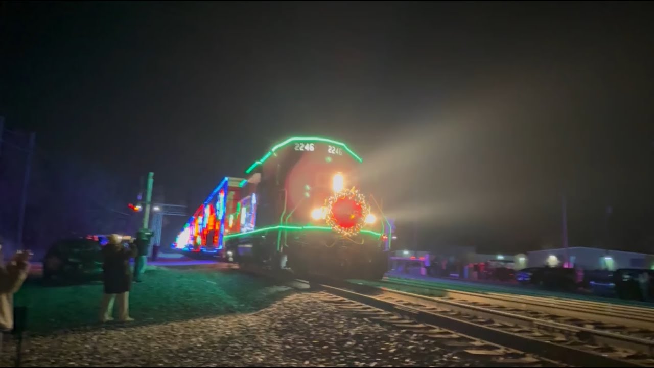 2025 CPKC holiday train with a GP20-ECO leader in Chesterton,Indiana!