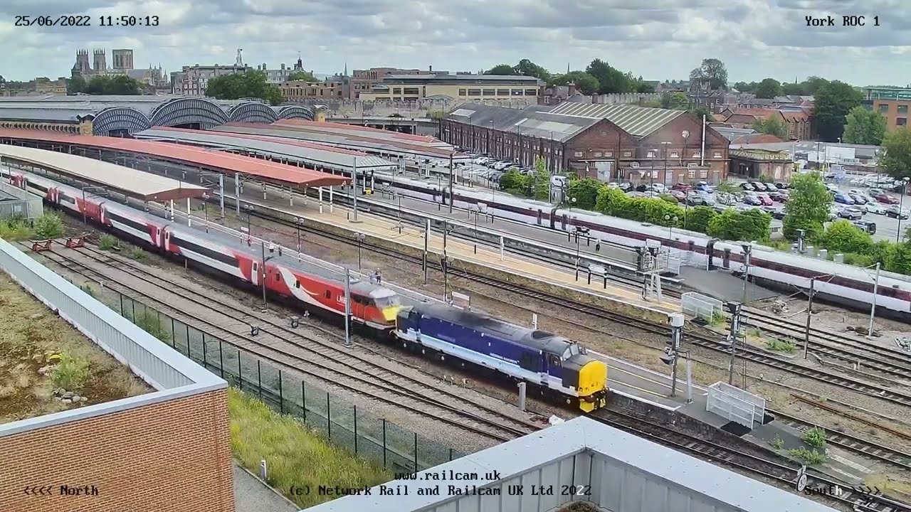 DRS 37425 dragging LNER Mk4 sets away from York to Leeds, 25/06/22 | Railcam LIVE