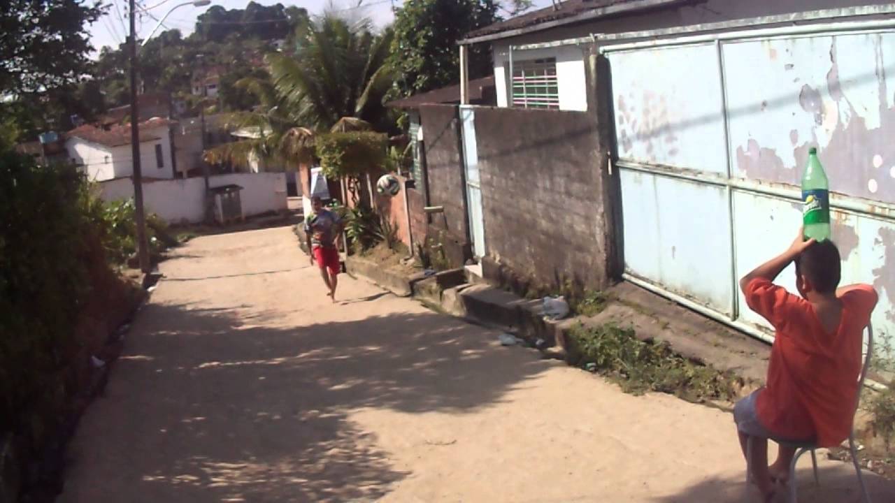 Chico bomba Acertando a bola na garrafa na cabe&ccedil;a de Felipe