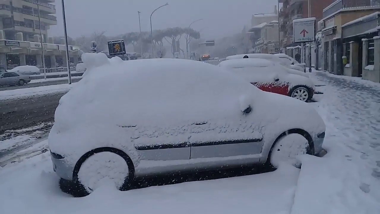 Rare snow falls  in Rome,Italy  2018