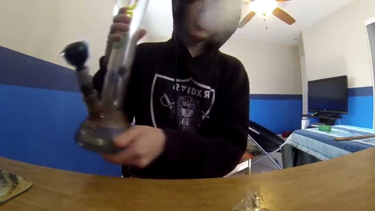 QUICK MORNING SMOKE SESH W/ BONG!!!!!
