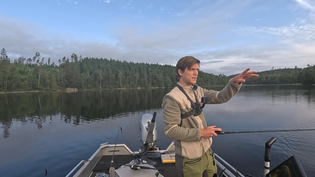 Sommarfiske efter abborre i insjö. (Popper action) rekar inför tävling