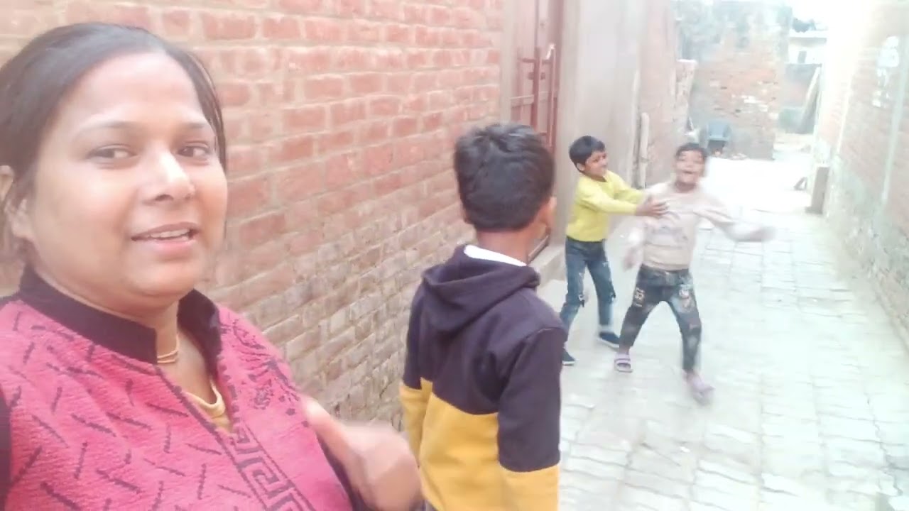 Hamare yahan ke bacche Gali mein Khel rahe hain