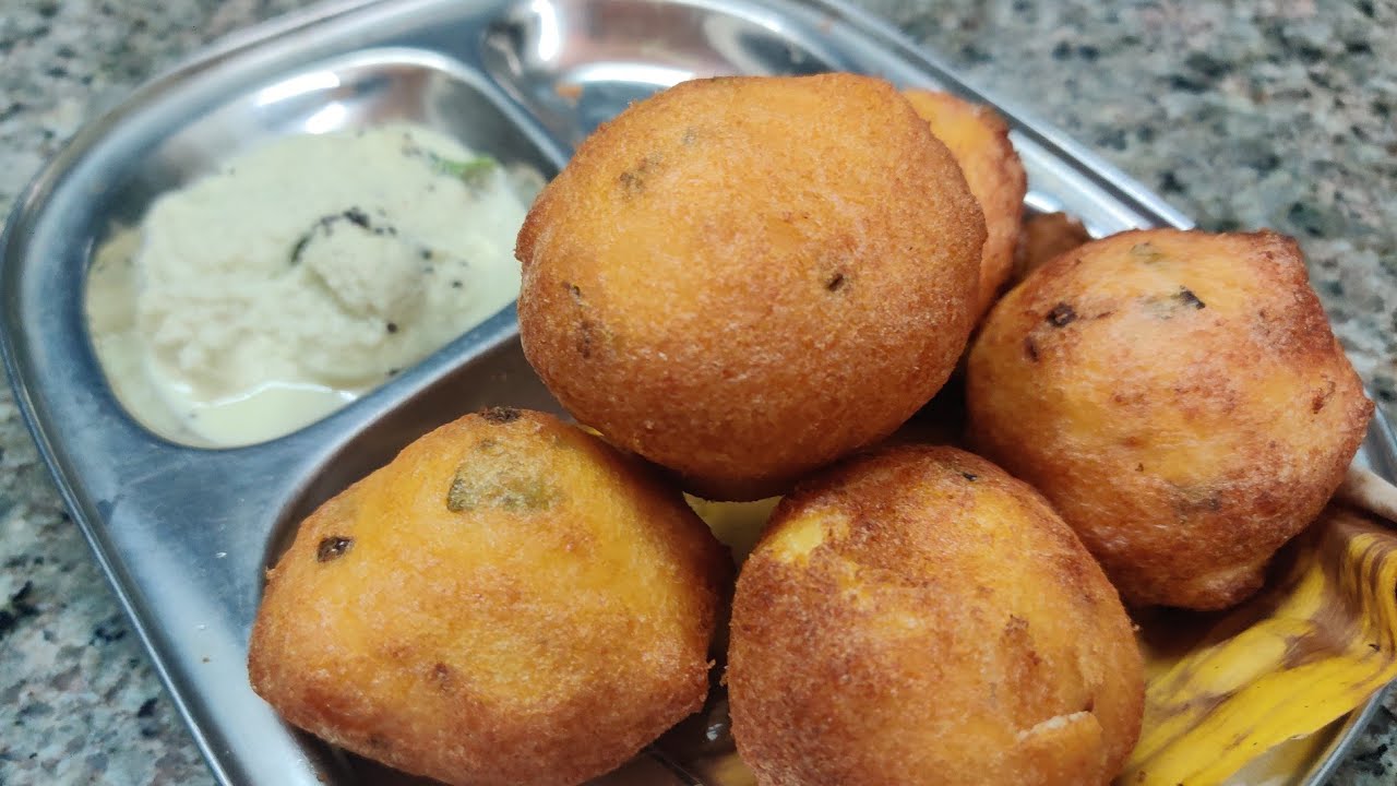 ಉದ್ದಿನ ಅಂಬೊಡೆ/ಬೋಂಡಾ/ಬಿಸ್ಕೂಟ್ ಅಂಬಡೆ /Uddina ambode/bonda/Vada with Chutney.