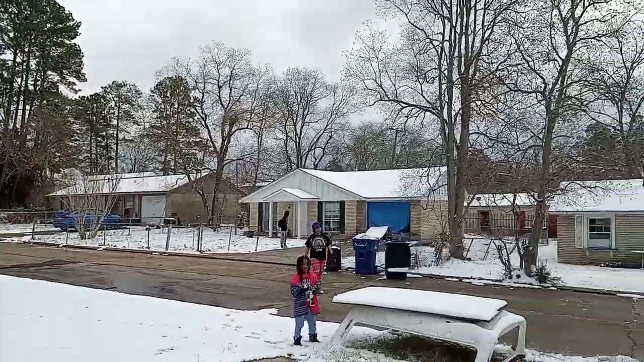 It snow in Leesville Louisiana that's crazy