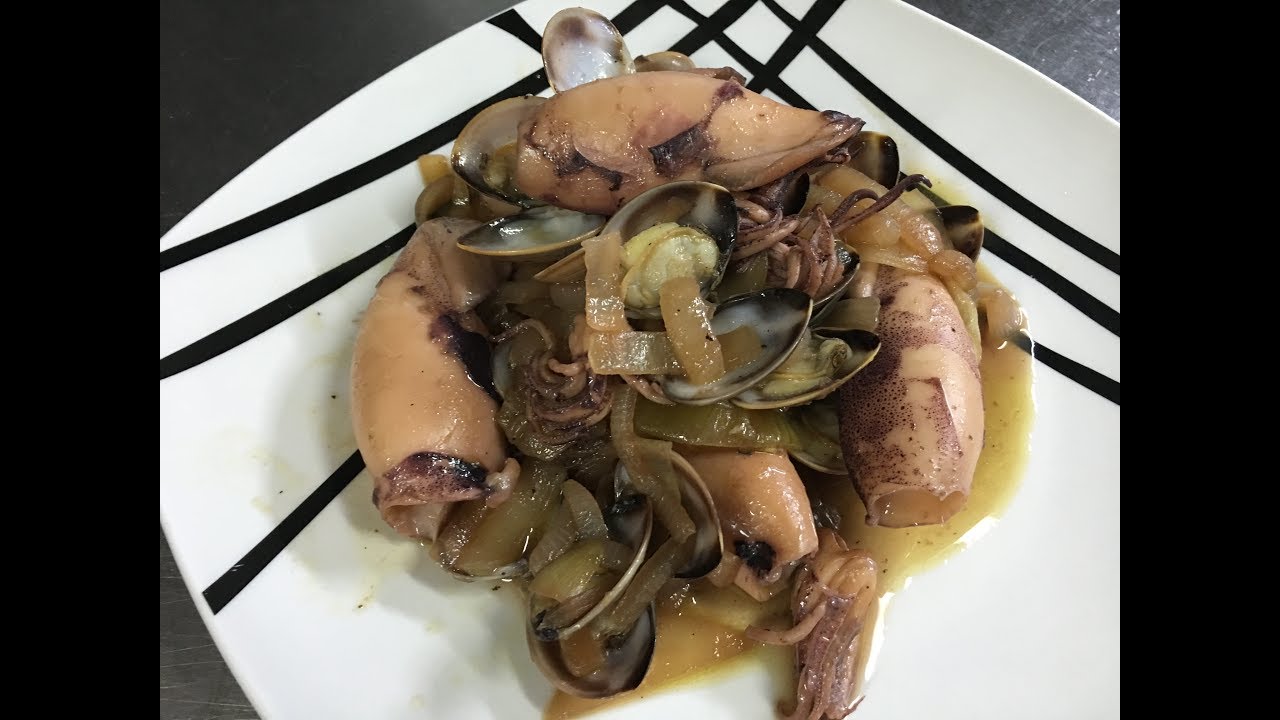 Calamares encebollados con almejas.