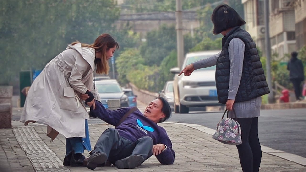 If a Innocent Girl Who Helps an Old Man Is Blackmailed, Will Anyone Help Her? 姑娘好心扶老人反被讹，路人们竟然这样做！
