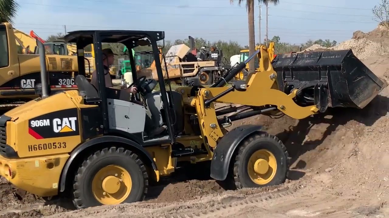 2016 Cat 906M