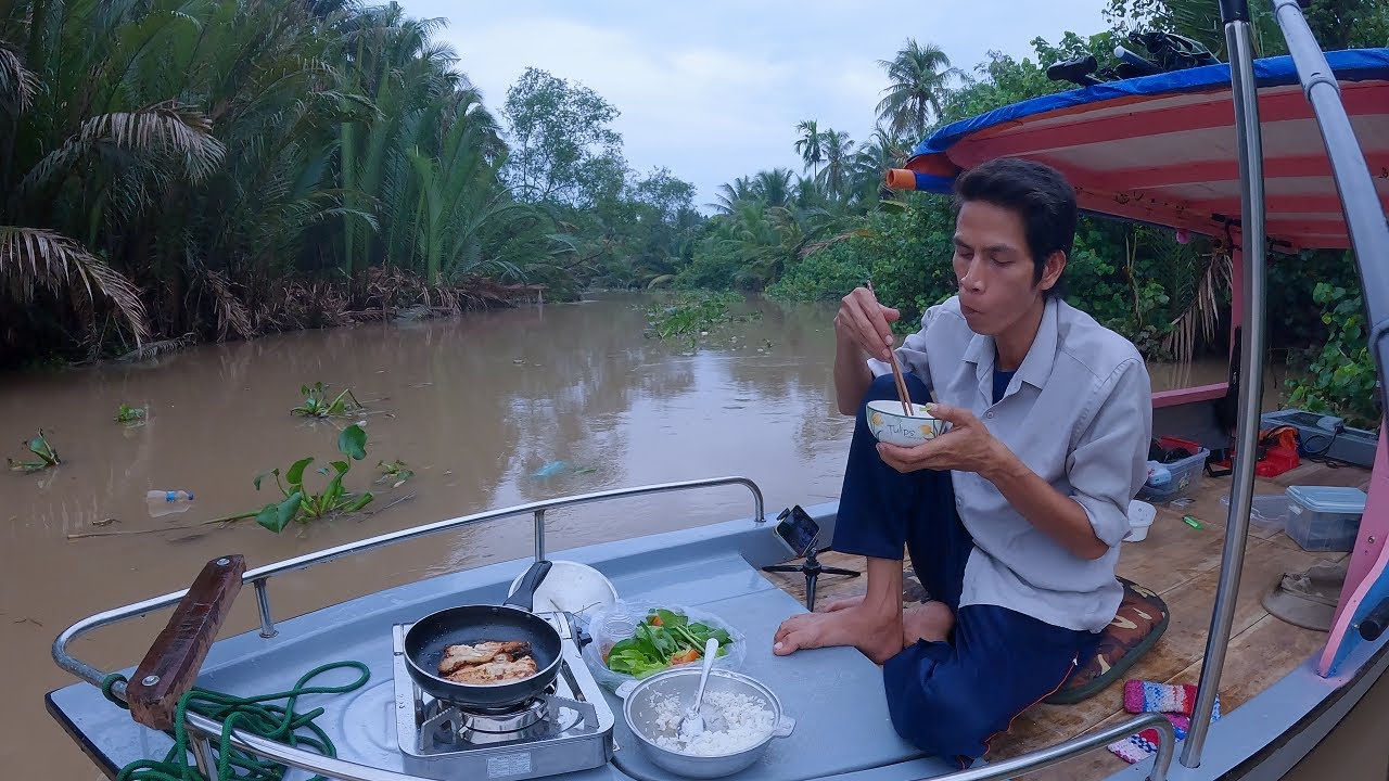 Canoeing in the rain looking for a place to camp, fish and cook || K Camping &