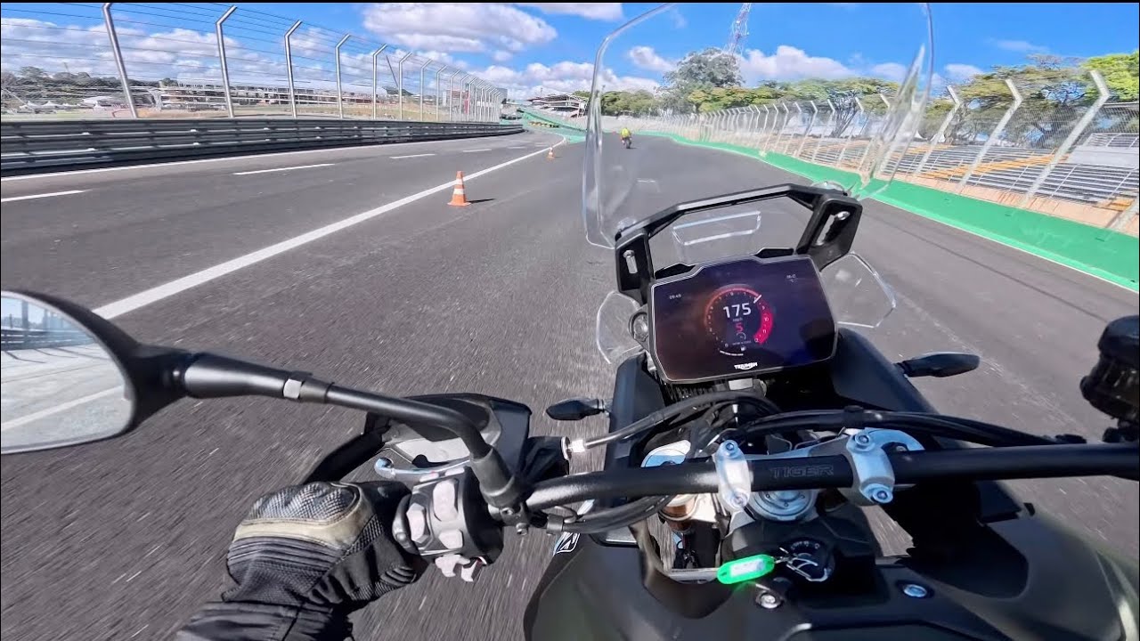 TRIUMPH TIGER 900 RALLY PRO EM INTERLAGOS 2025 - MESMO SENDO UMA TRAIL &Eacute; UMA &Aacute;GIL E DIN&Acirc;MICA NO ON