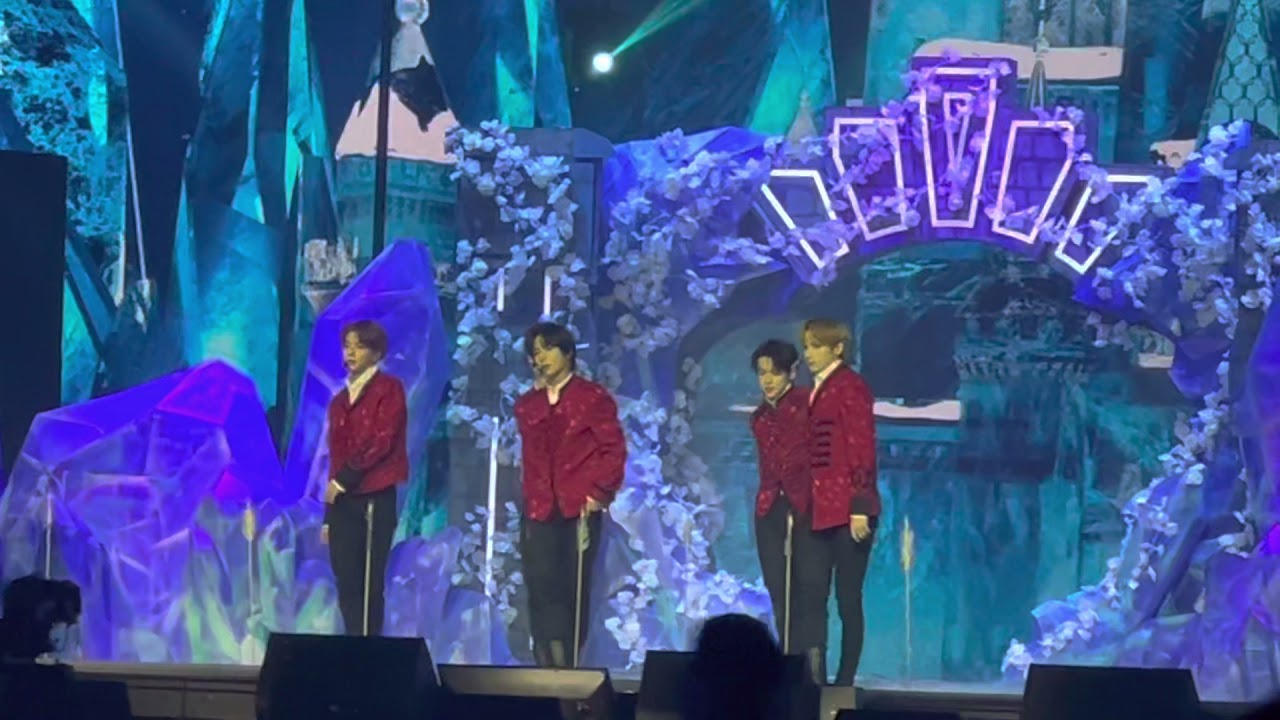 TOMORROW X TOGETHER (투모로우바이투게더) - Intro + 0x1=LOVESONG (I Know I Love You) @ 2022 Weverse Con 211231