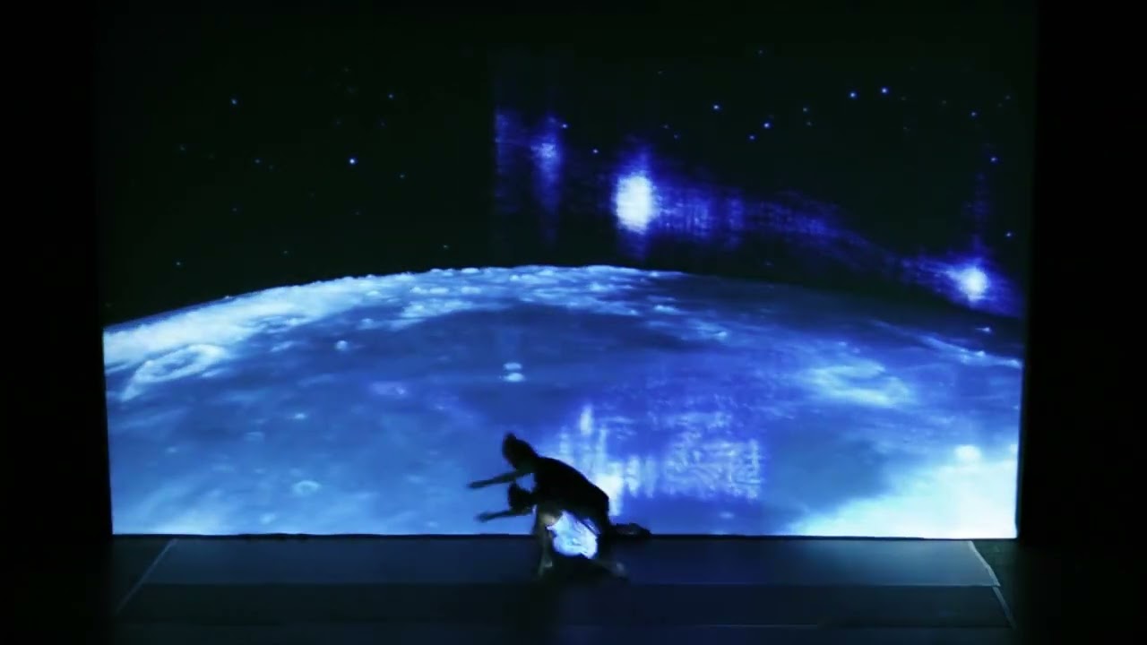 Espect&aacute;culo de danza con proyecci&oacute;n de la luna. 18Chulos