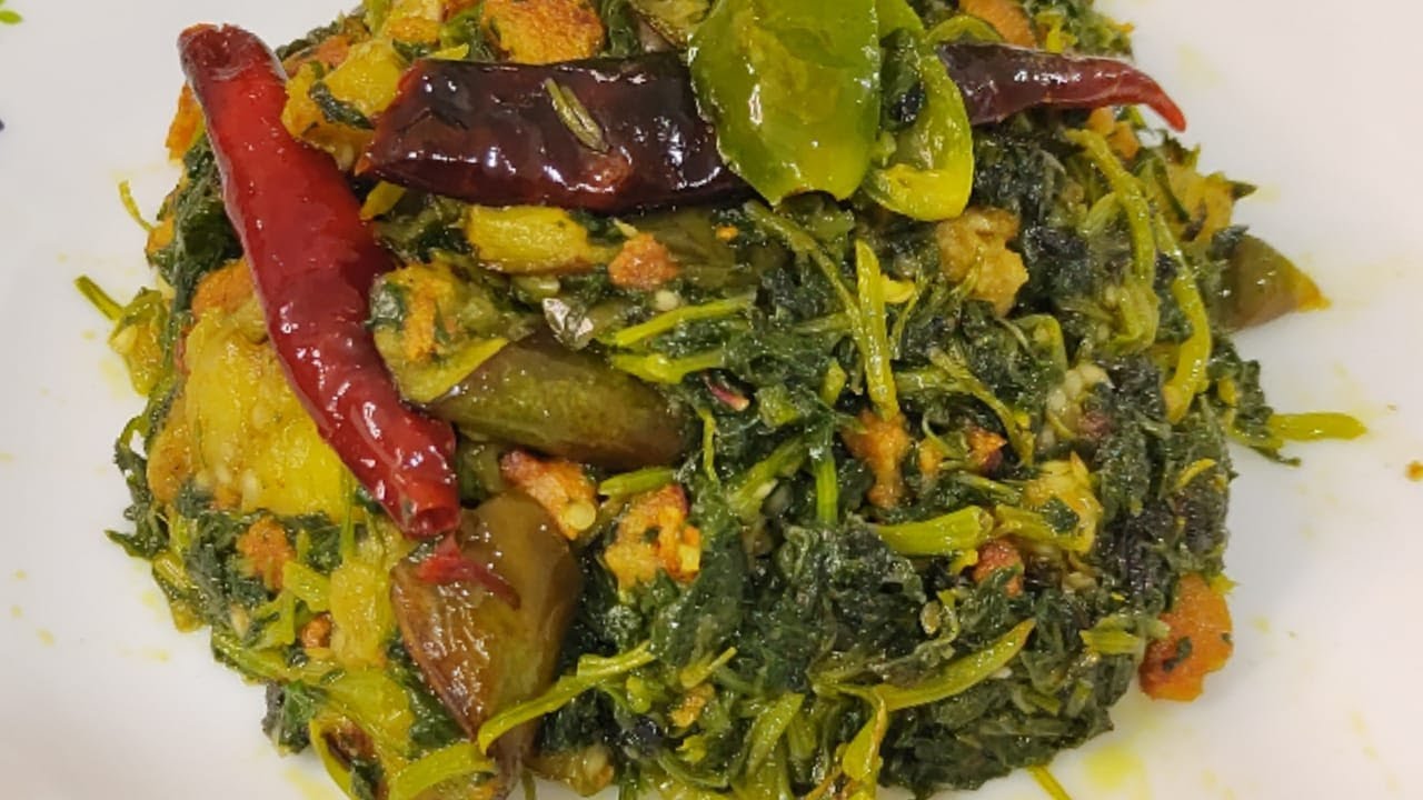 নিরামিষের দিনে বানিয়ে ফেলুন দারুন স্বাদের এই সর্ষে শাক | Niramish Shorshe Shak Recipe