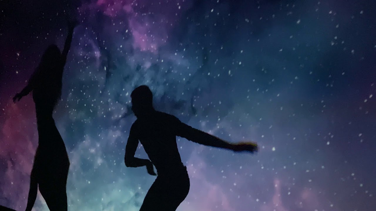 Звёзды в волосах девушки - посмотрите и послушайте, как красиво 🌌