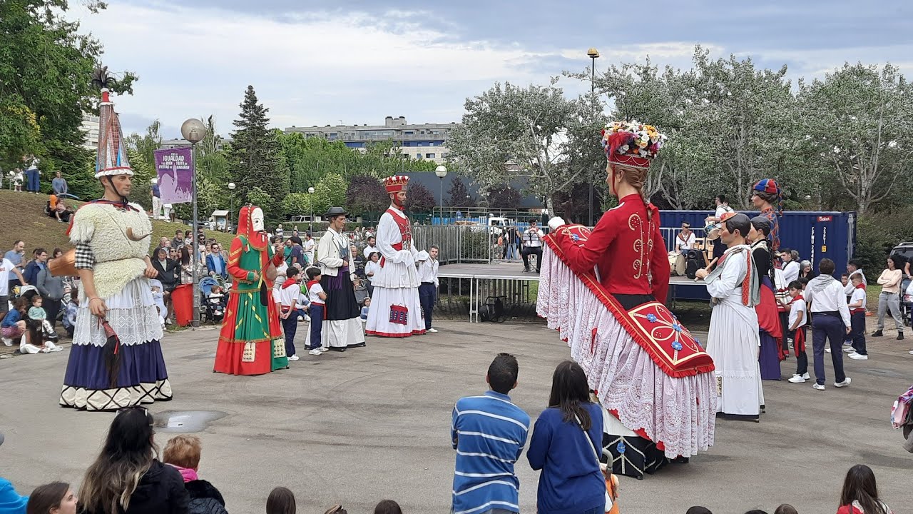Baile con los Gigantes y Gaiteros Ezpelur - Fiestas Barañain 2024