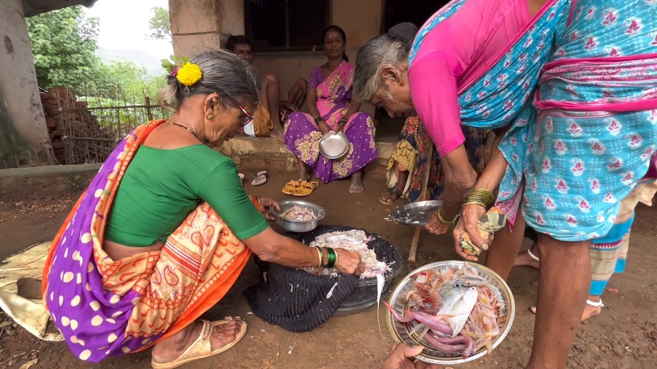 आय नी बघा शेवभेल म्हावरा कोलीम आणि जोडीला बोंबील विकाय आनलेन। सोबत मी पण खांदावर टोपली घेऊन फिरलो😊