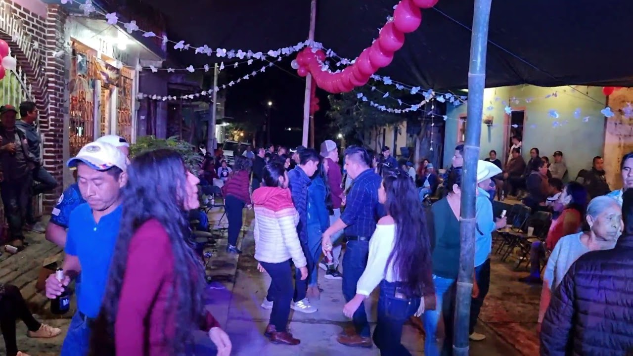 ASI SE BAILA HUAPANGO EN HUEHUETLA HIDALGO