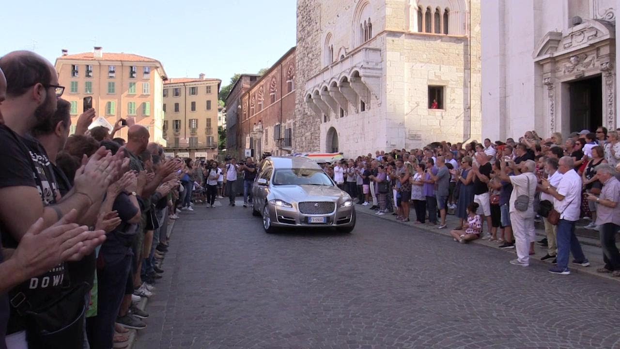 Funerale Nadia Toffa, un lungo applauso accompagna la bara nella cattedrale di Brescia