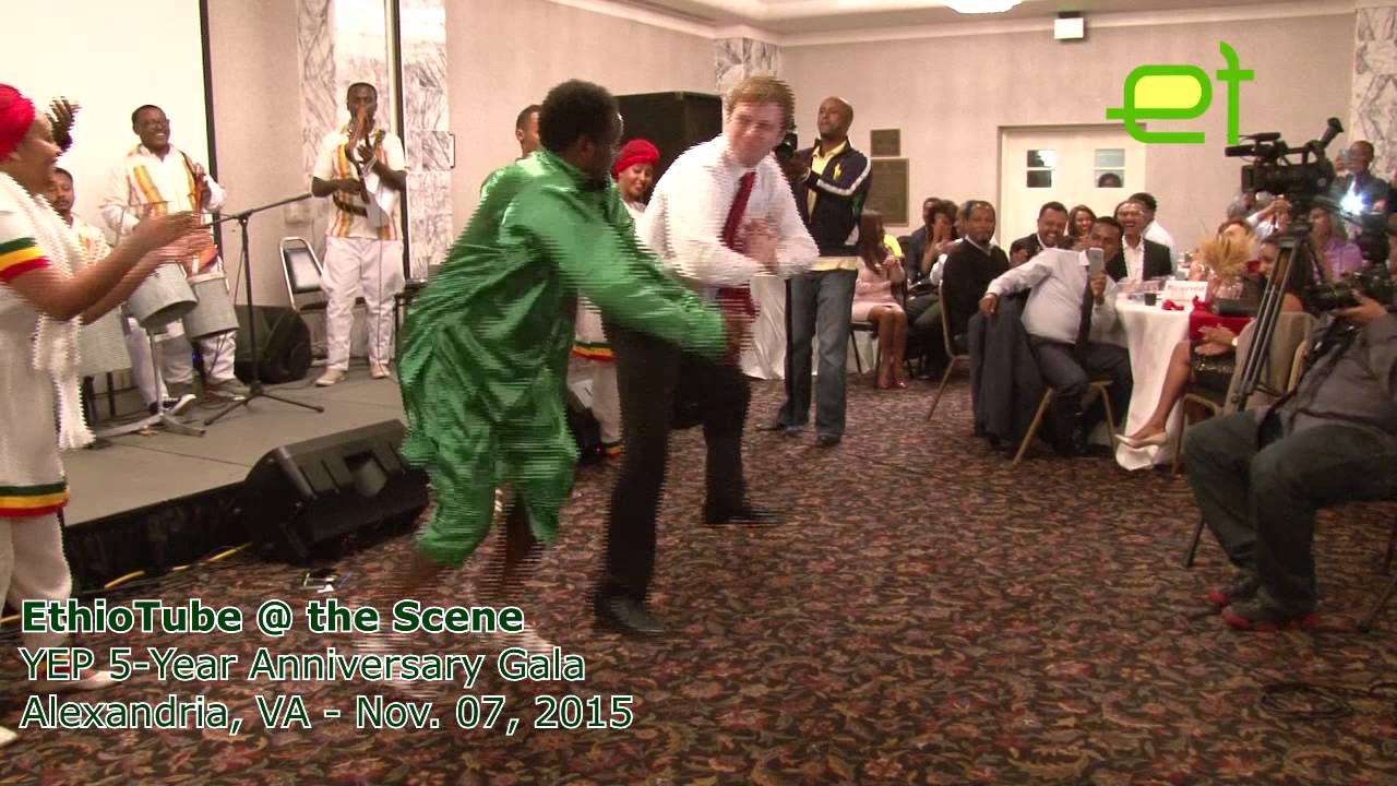 [Very Funny] Ethiopia:  American dude learns Gurage dance moves at YEP 5-Year Anniversary Gala