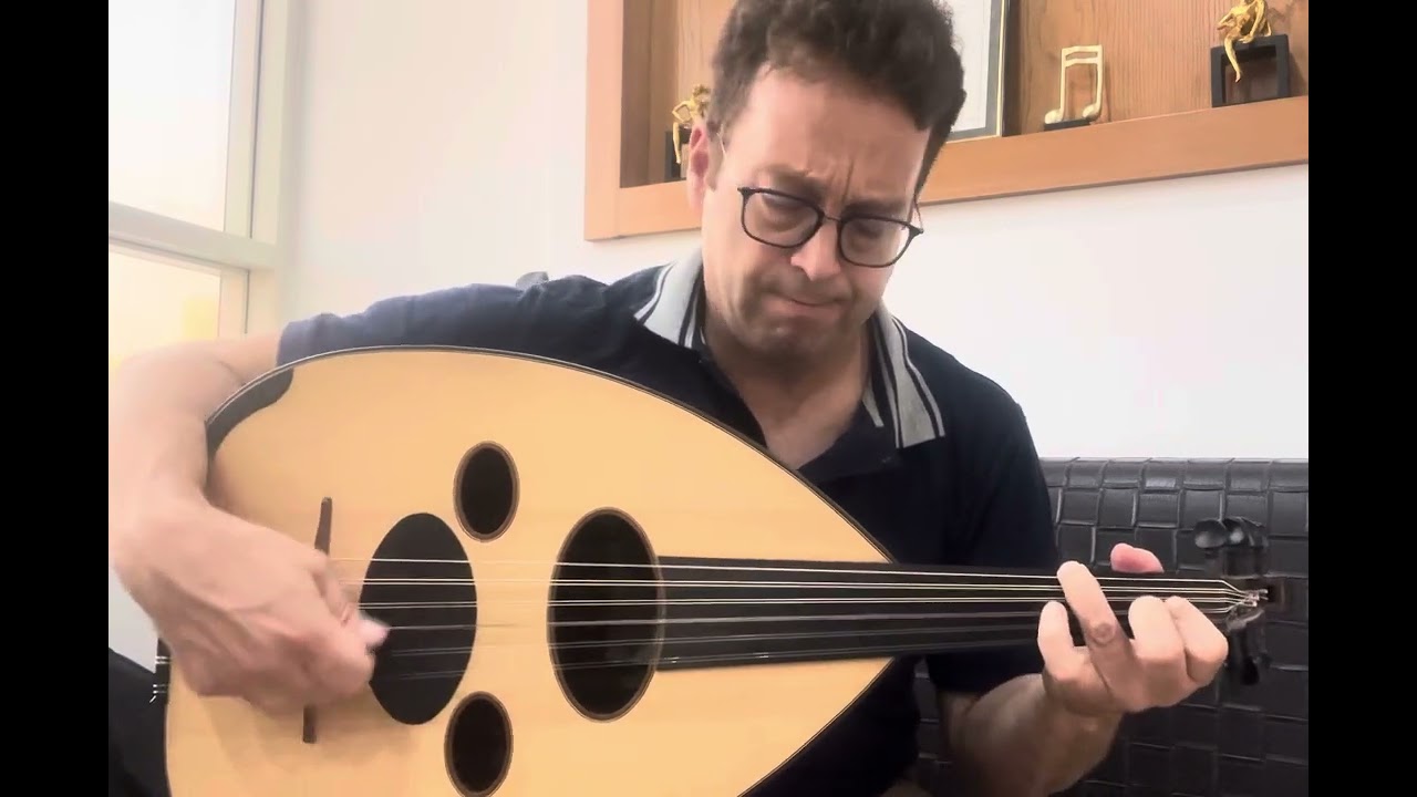 Mohamed ABDELWAHEB, عزف على الة العود من غير ليه