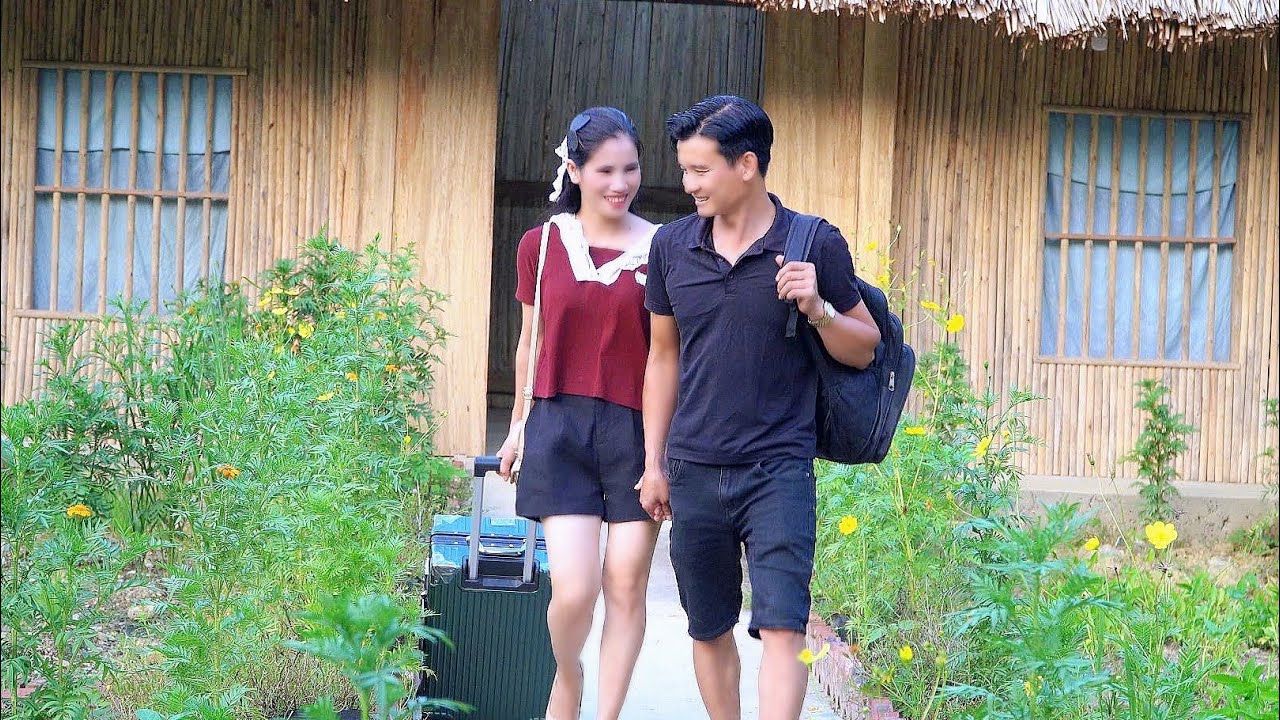 Thu and Tu Phan happily enjoyed the surprise gift from their mother hand in hand. 