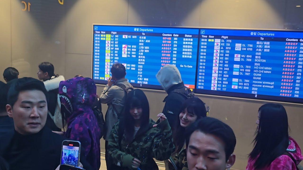 Newjeans in line at Gimpo Airport 12-26-2024