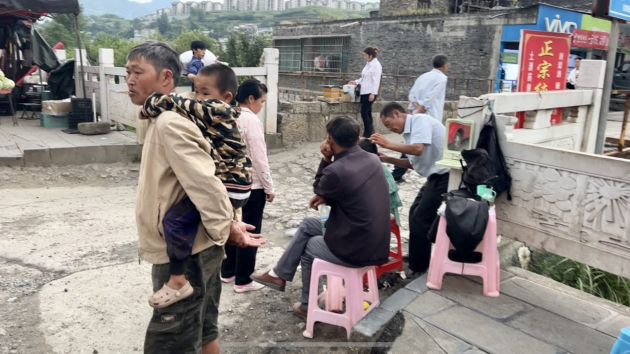 破爛的街道，活躍的地攤經濟，車子一過灰塵漫天飛。艱難的牆老人撿紙屑為生