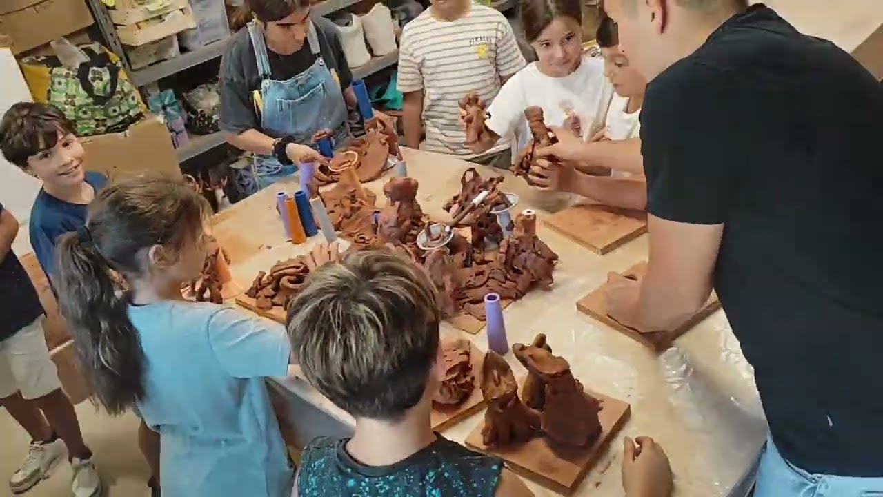 Os amigos brincalhões, no mundo imaginário, na cidade da fantasia, foram felizes
