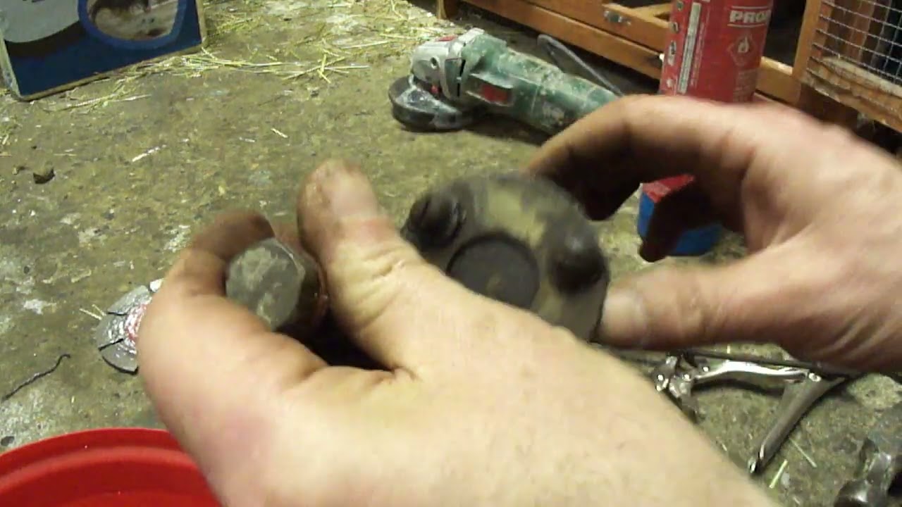 Lister D: Freeing up rusted link rod and carb air valve Part 1