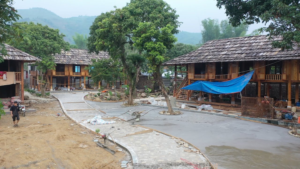 Nhà sàn Gái Bản ( T 7 ) | Bắt đầu đổ bê tông sân rộng trước khu nhà - Bàn ghế tre đã về đến nhà