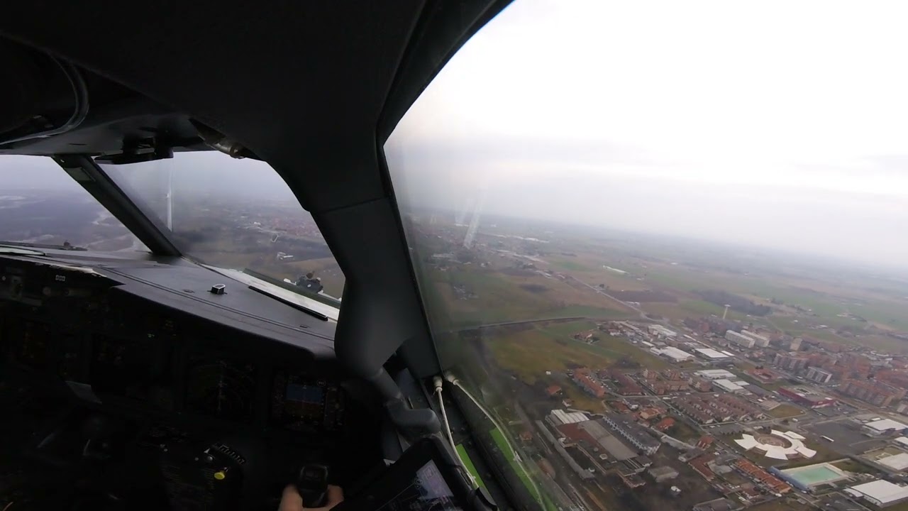 Approach & Landing Turin-Caselle Airport, Italy, RWY36, Boeing 737-800.