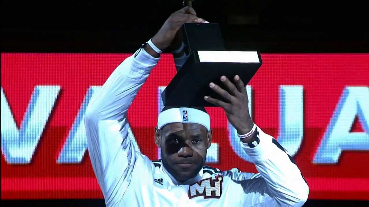 Комиссар Дэвид Стерн вручает приз MVP Леброну Джеймсу.