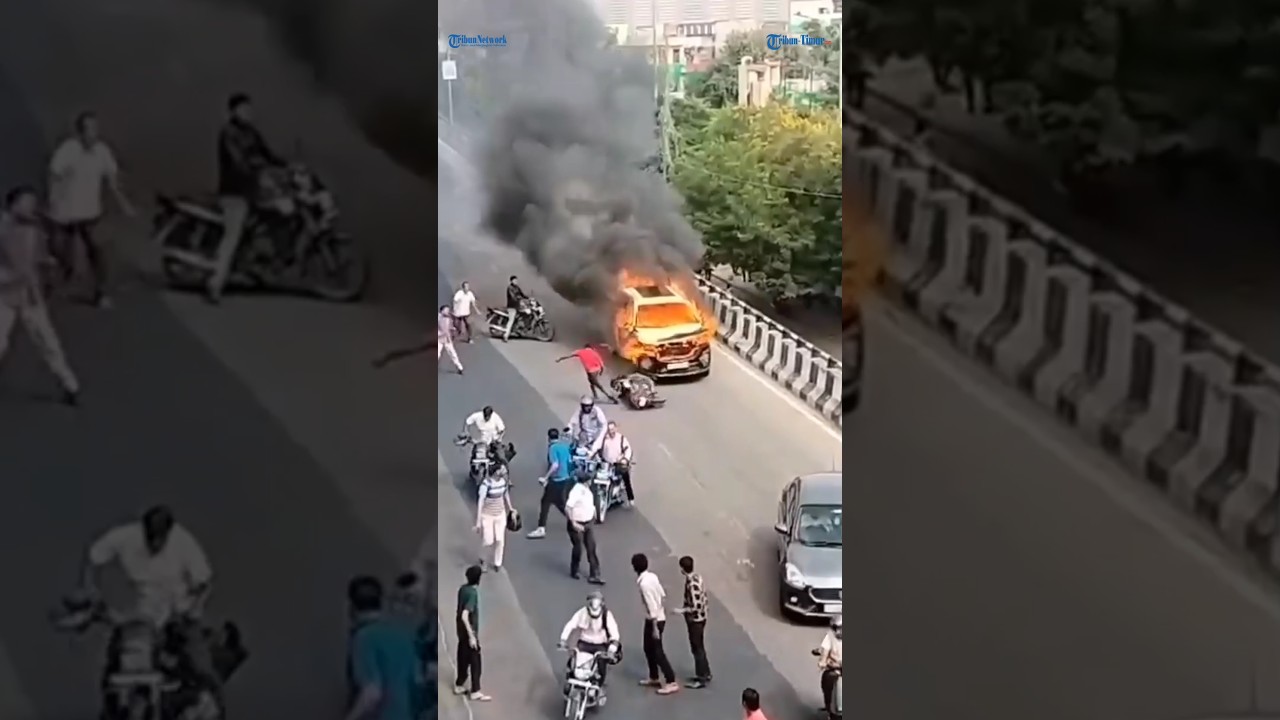 Detik-detik Mobil Terbakar Jalan Sendiri